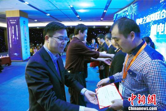 圖為頒獎現(xiàn)場 胡豐盛 攝 圖為頒獎現(xiàn)場 胡豐盛 攝